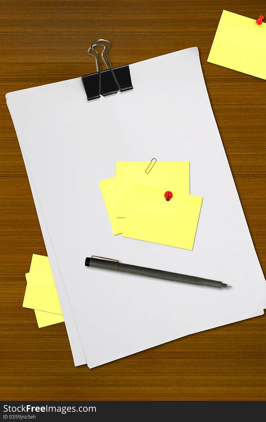 Yellow memo and white blank note paper with pen