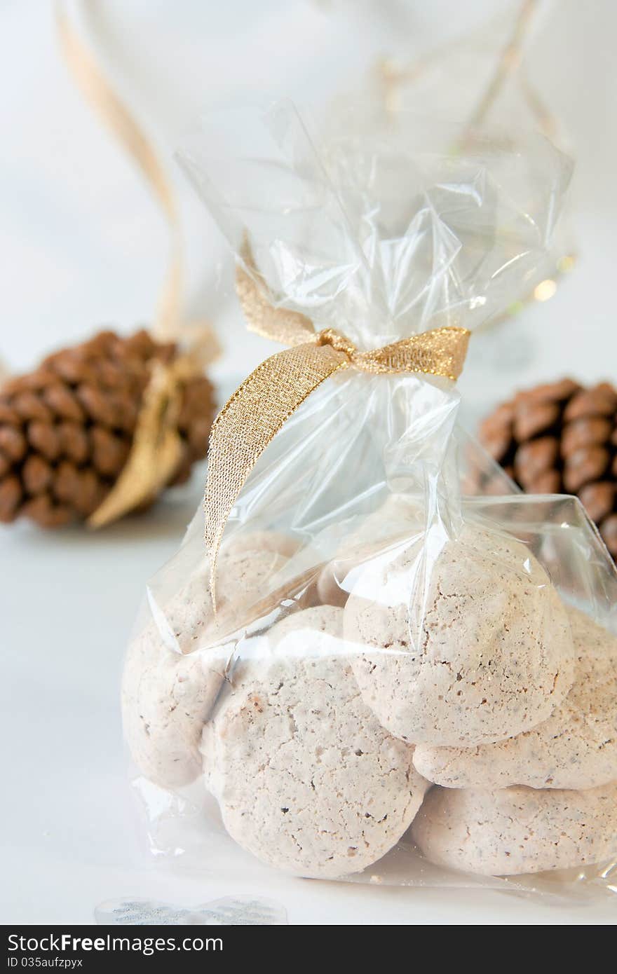 Meringues with sesame in pocket