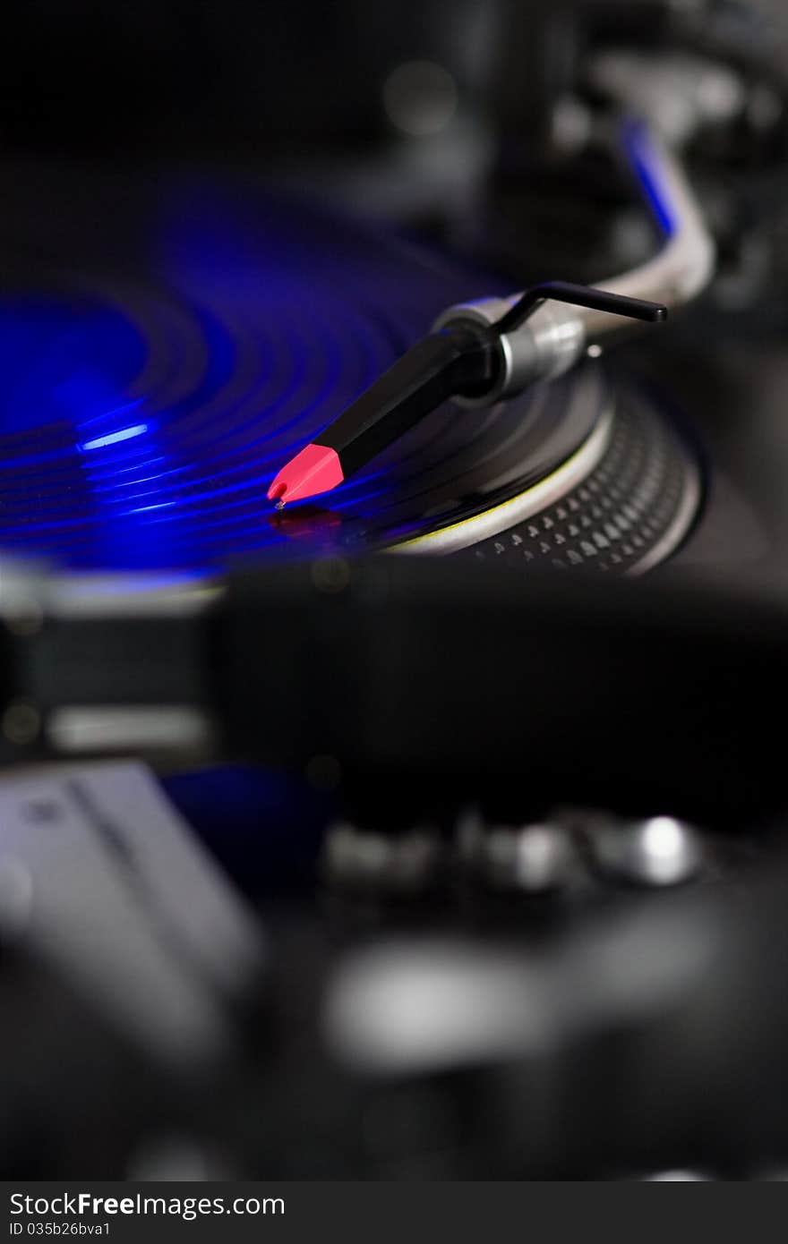 Turntable playing vinyl disc