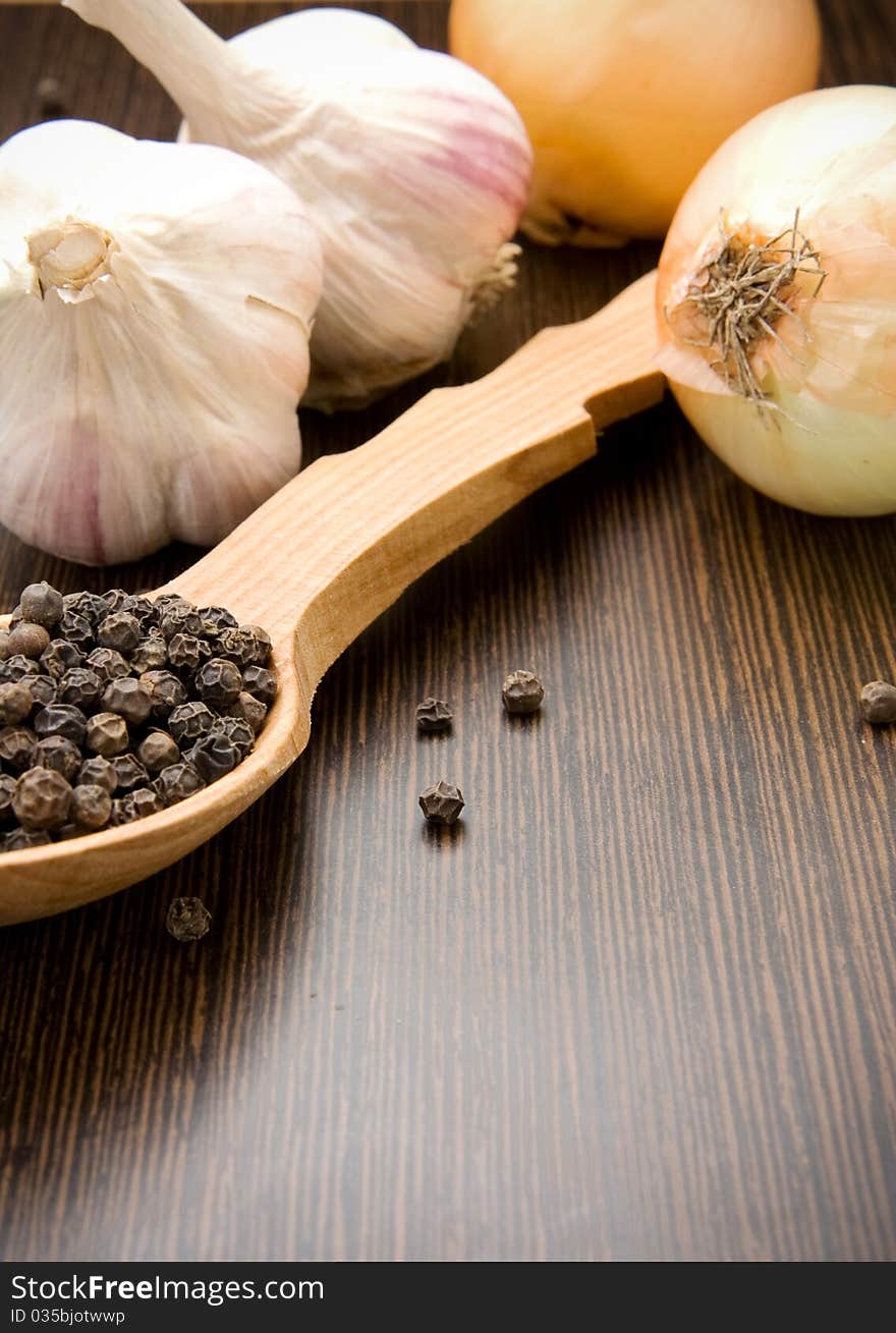 Garlic, onion and black pepper on spoon