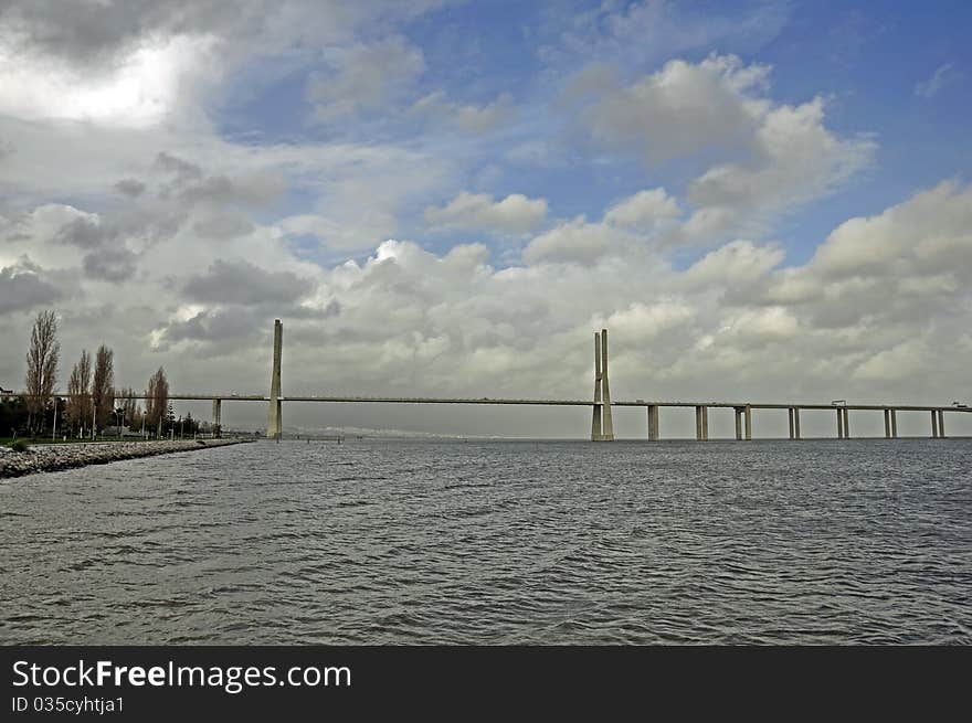 The new highway over the river Tagus in Lisbon, was commissioned in April 1, 1998 g - to 500-th anniversary of explorer Vasco da Gama sea route from Europe to India. Bridge - one of several large-scale construction projects on the Iberian peninsula, made in commemorate the 500 th anniversary of the discovery of America. The total length of the bridge Vasco da Gama, 17 km. The new highway over the river Tagus in Lisbon, was commissioned in April 1, 1998 g - to 500-th anniversary of explorer Vasco da Gama sea route from Europe to India. Bridge - one of several large-scale construction projects on the Iberian peninsula, made in commemorate the 500 th anniversary of the discovery of America. The total length of the bridge Vasco da Gama, 17 km