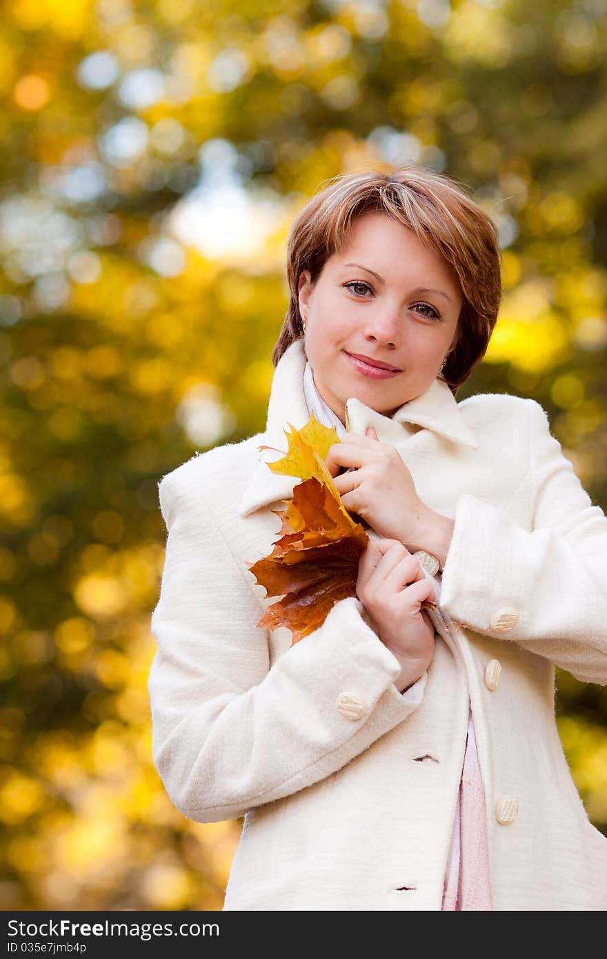 Charming young woman in an autumn park