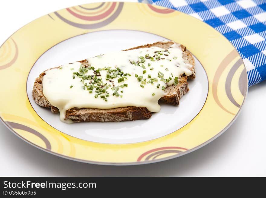 Bread with cook cheese onto plates