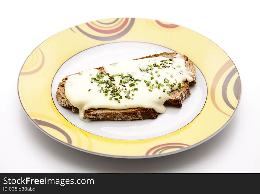 Bread with cook cheese onto plates