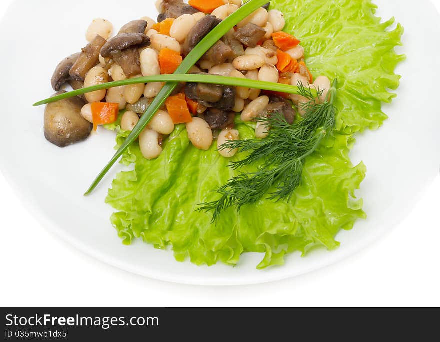 Warm salad of beans and fried mushrooms