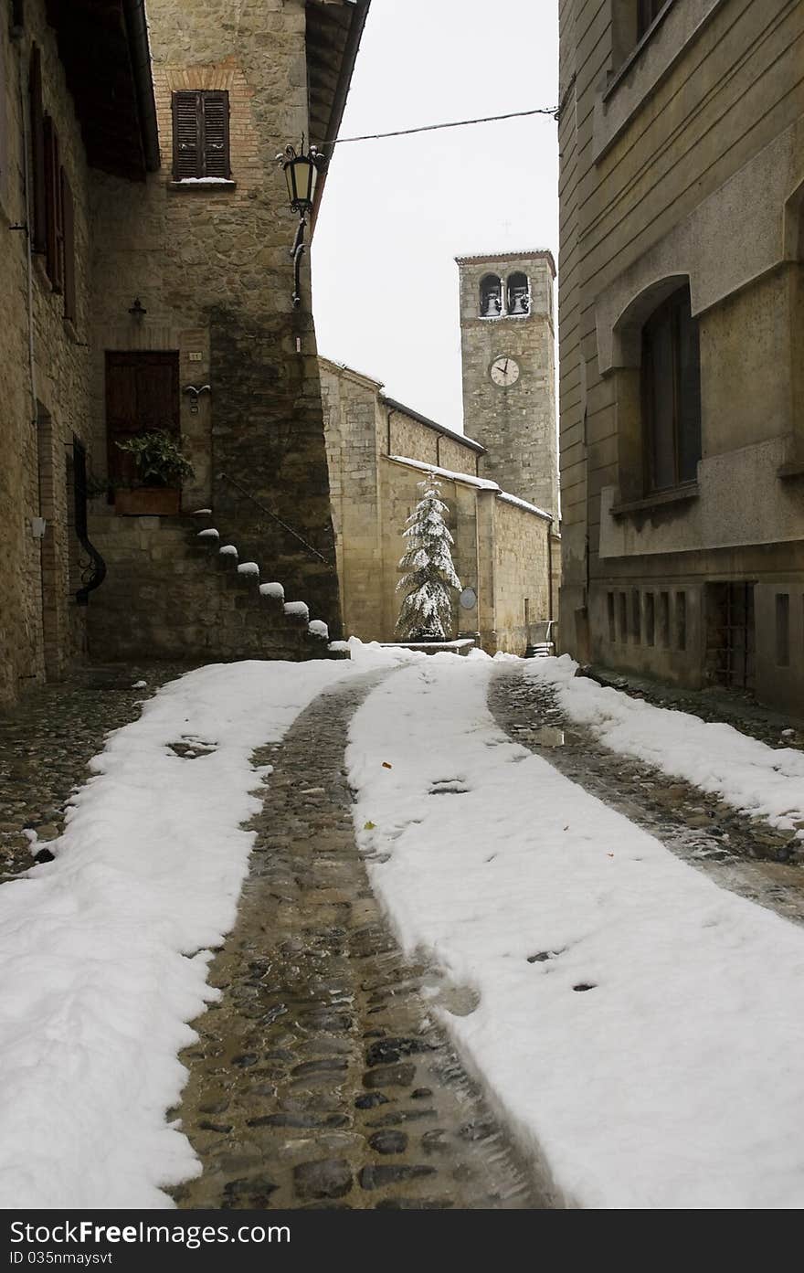 Small alley leading to a church. Small alley leading to a church