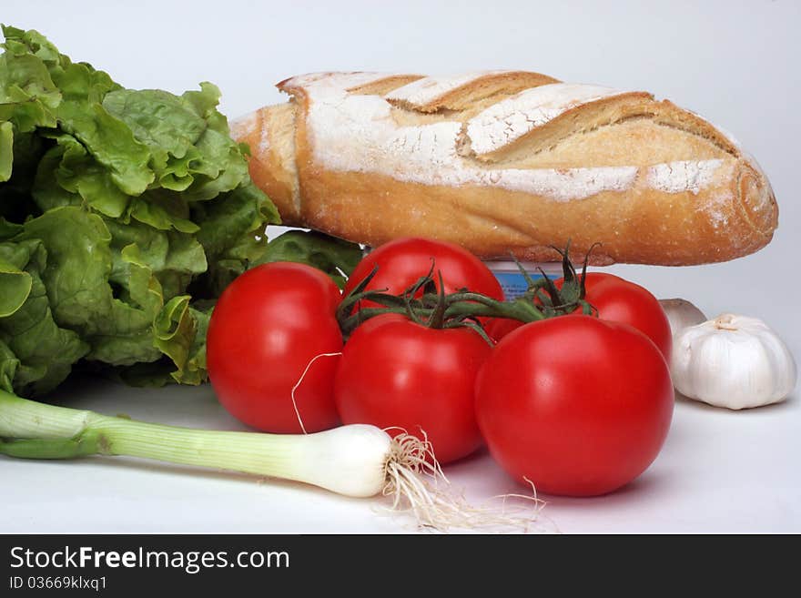 Composition with raw vegetables and bread