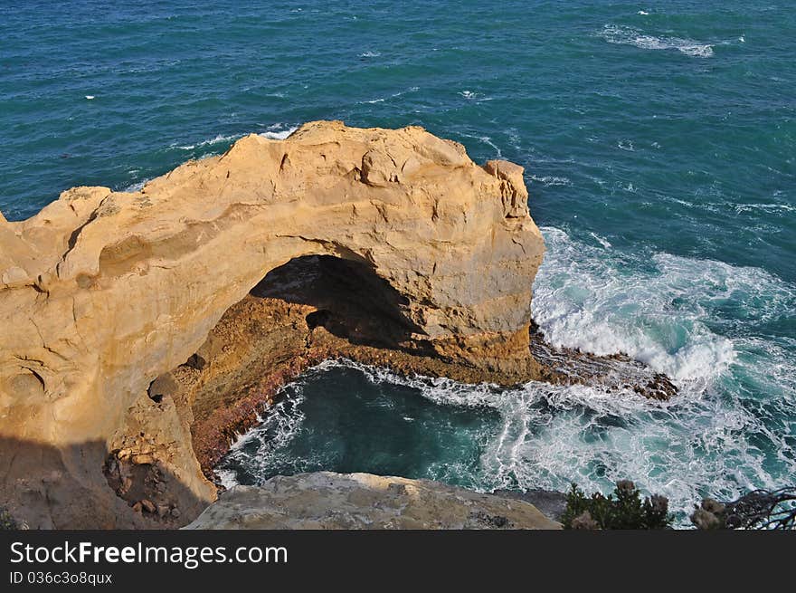 Stone arch. Famous rock formations. Great Ocean Ro