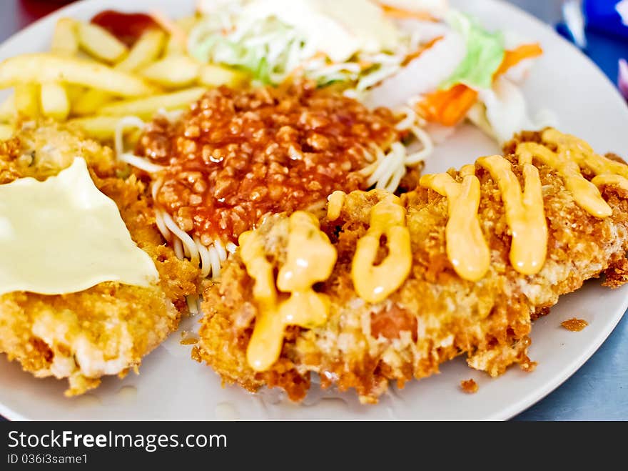 Deep Fry Steak With Spaghetti