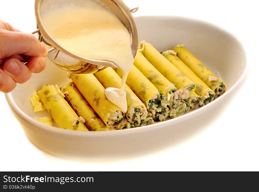 Cannelloni with spinach and white sauce