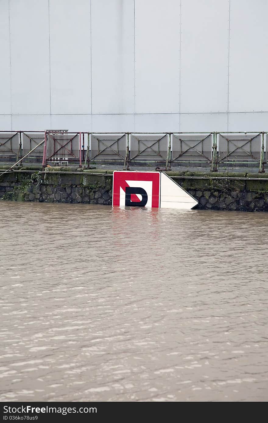 High water in the port city of Cologne. High water in the port city of Cologne