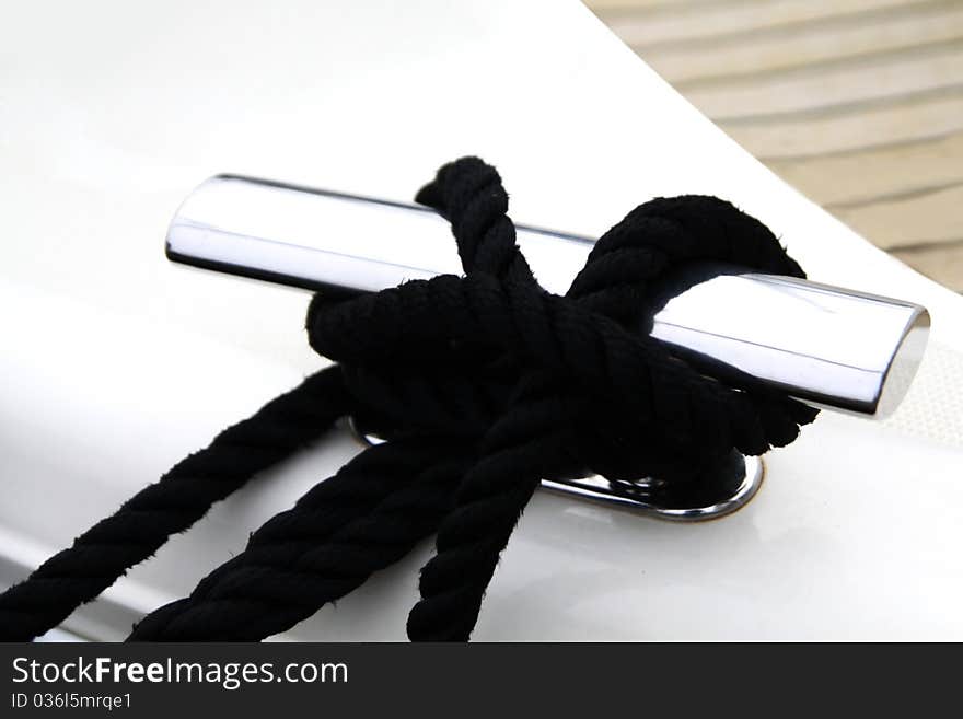 Black rope on the shiny cleat