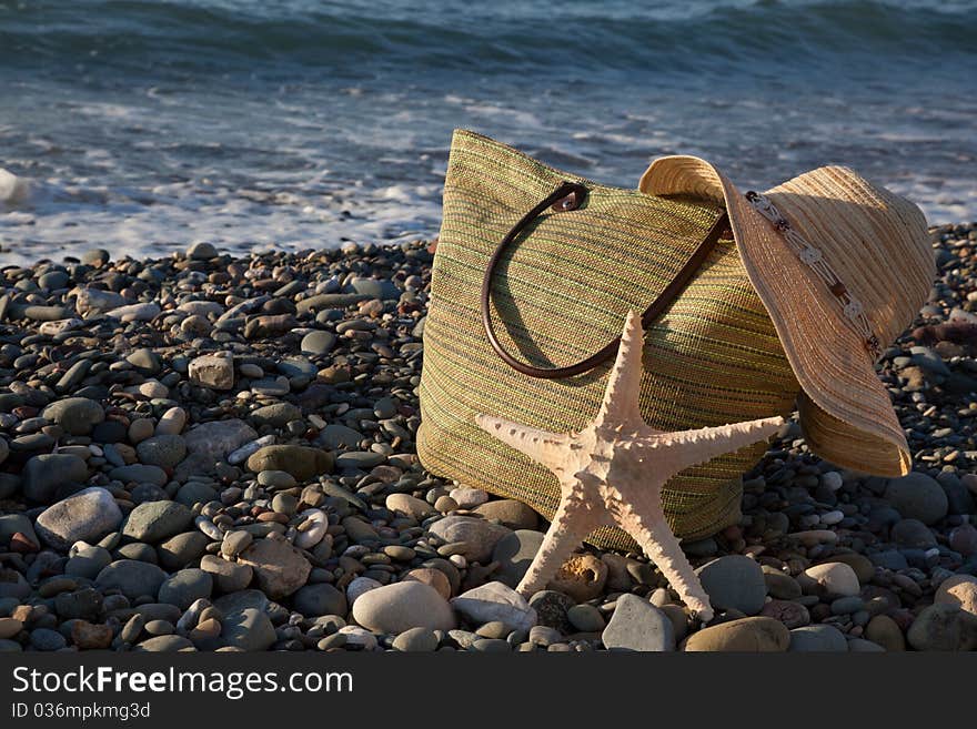 A bonnet, a bag and a seastar