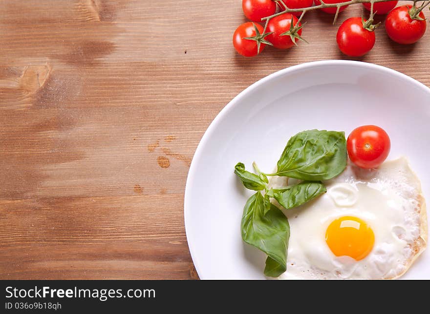 Fried egg with tomato