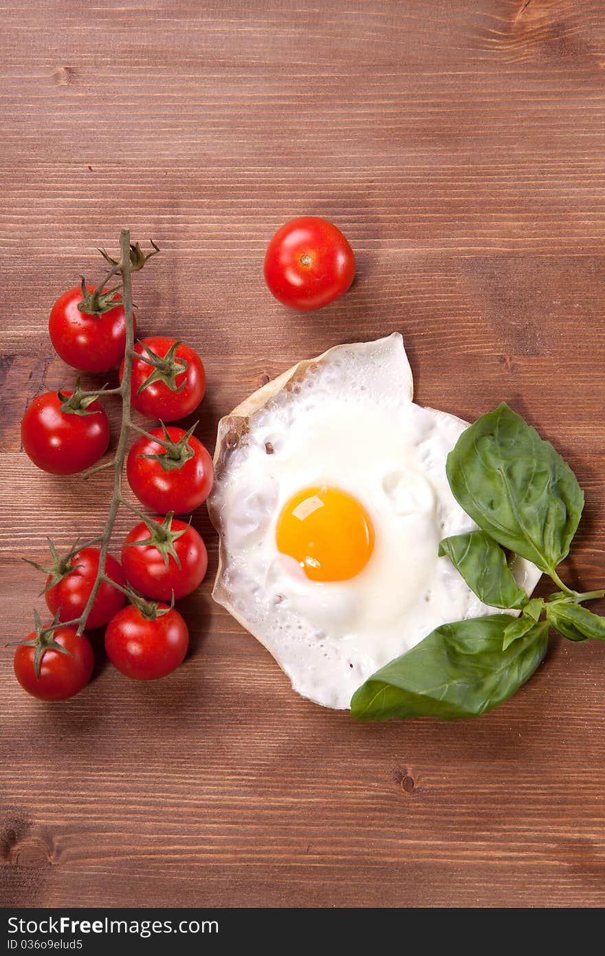 Fried egg with tomato