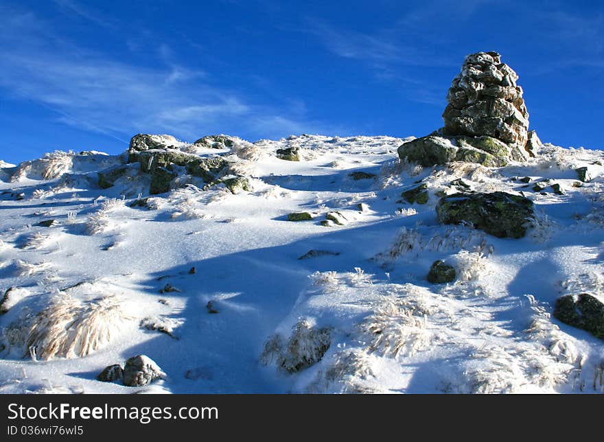 A picture of the mountain trail marking. A picture of the mountain trail marking