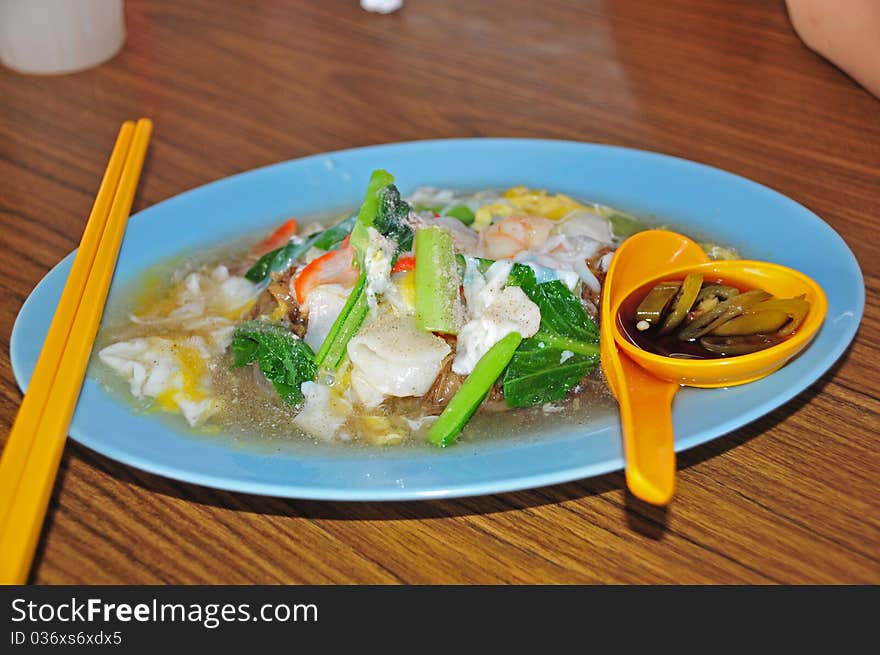 Egg cooked noodle with vegetable