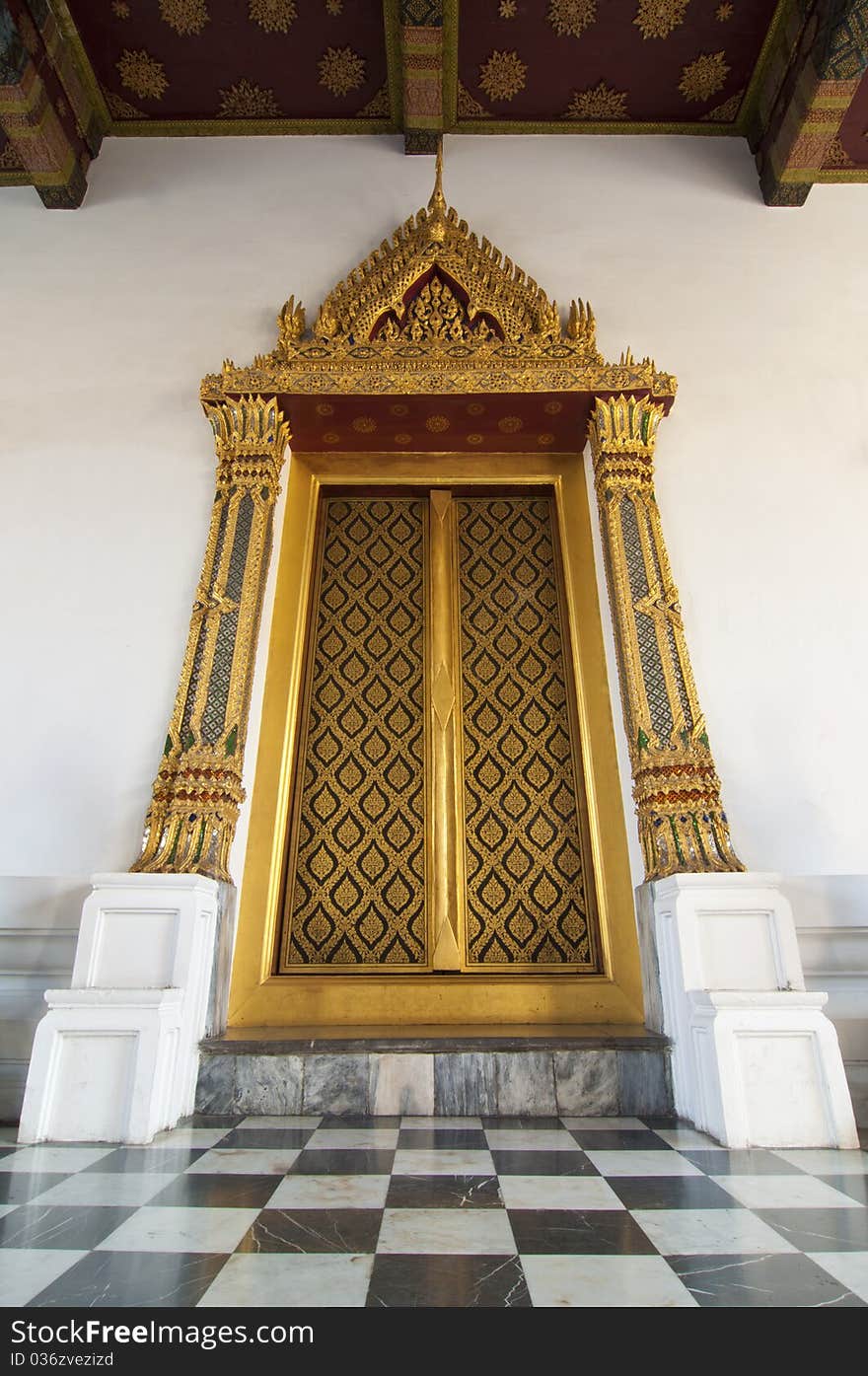 Golden door at at Wat Phra Kaew