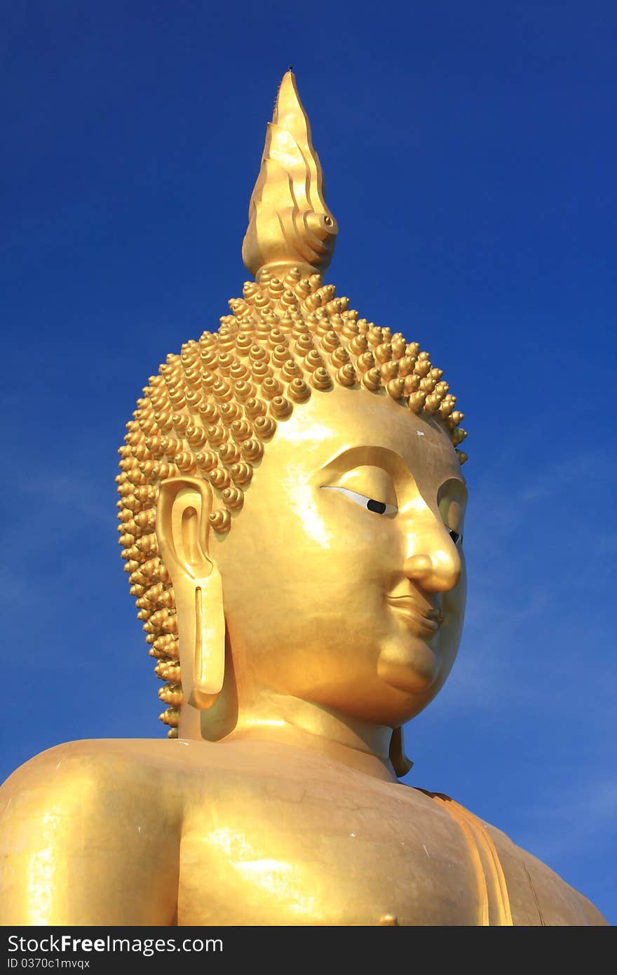 Big golden buddha with blue sky.