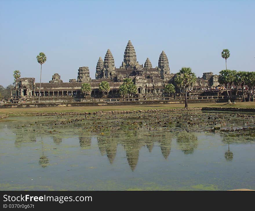 Angkor Wat, Cambodia's main tourist attraction, the spiritual and cultural heart of the nation, visiting it is a unique experience. The giant plant roots that have wrapped the mysterious temples of Angkor were movie set of Tomb Rider.