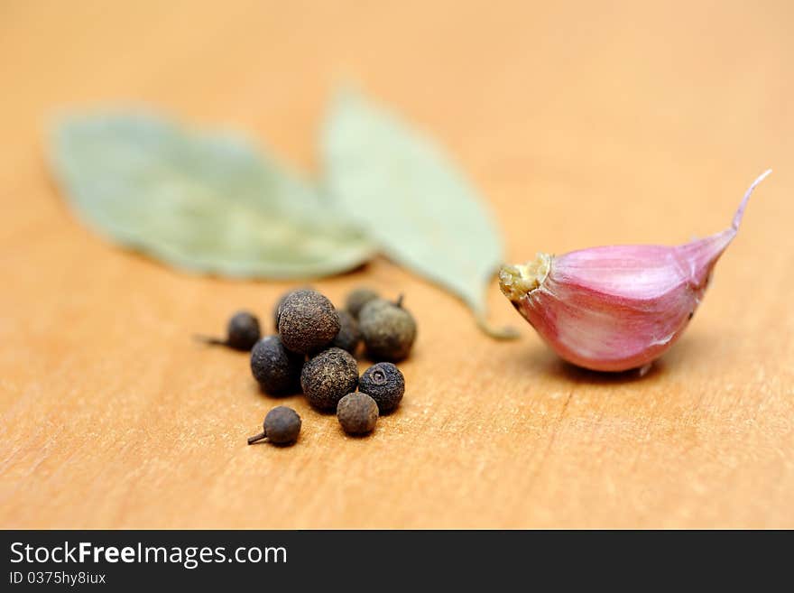 Peppercorns, bay leaves and garlic