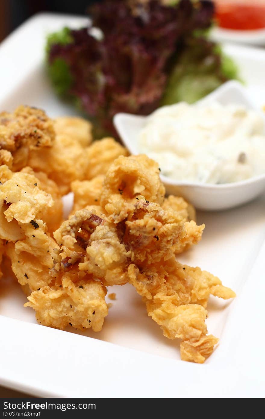 Fried calamari served with tartar sauce