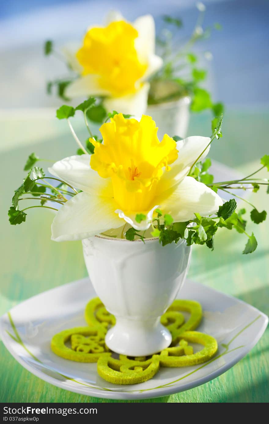 Easter table decoration: narcissus in eggcups