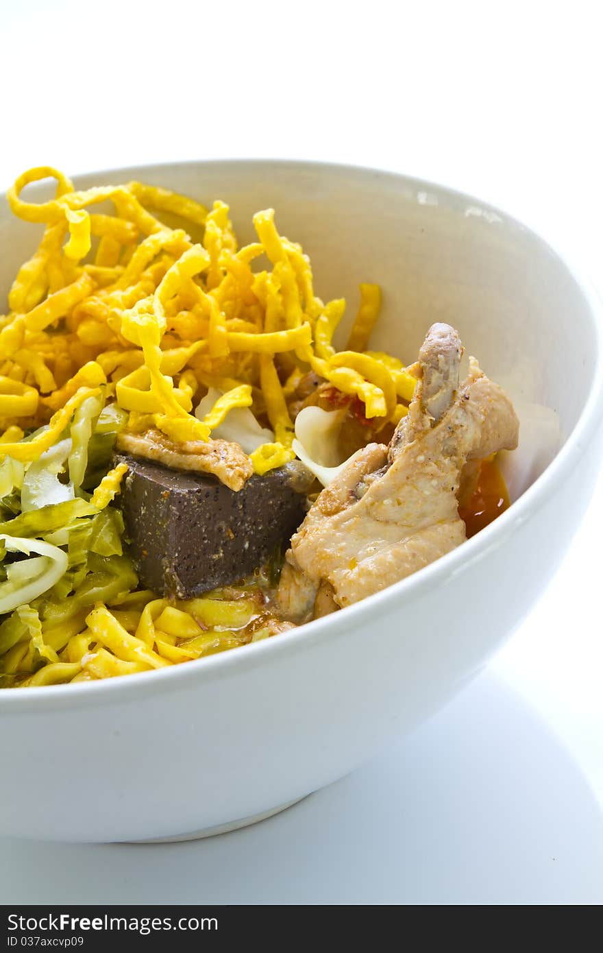 Egg Noodle With Chicken Curry