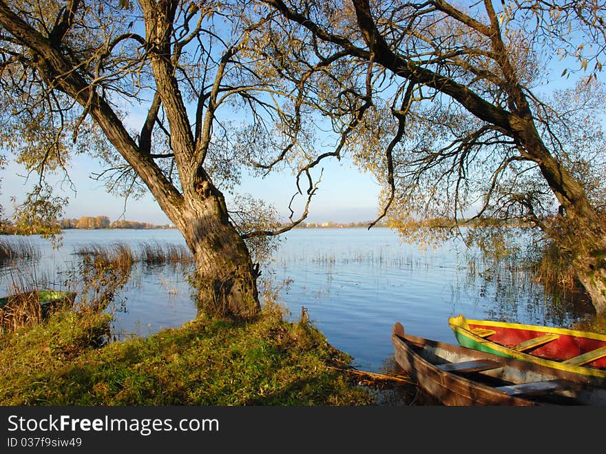 The only one boat resting place is on the coast of the lake.