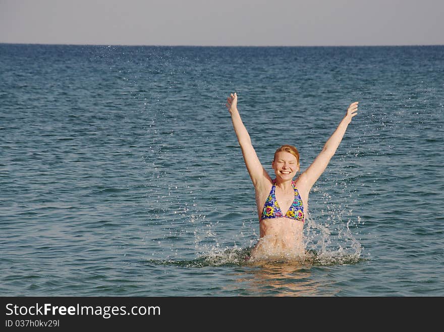 Bathing of the girl at the Indian ocean