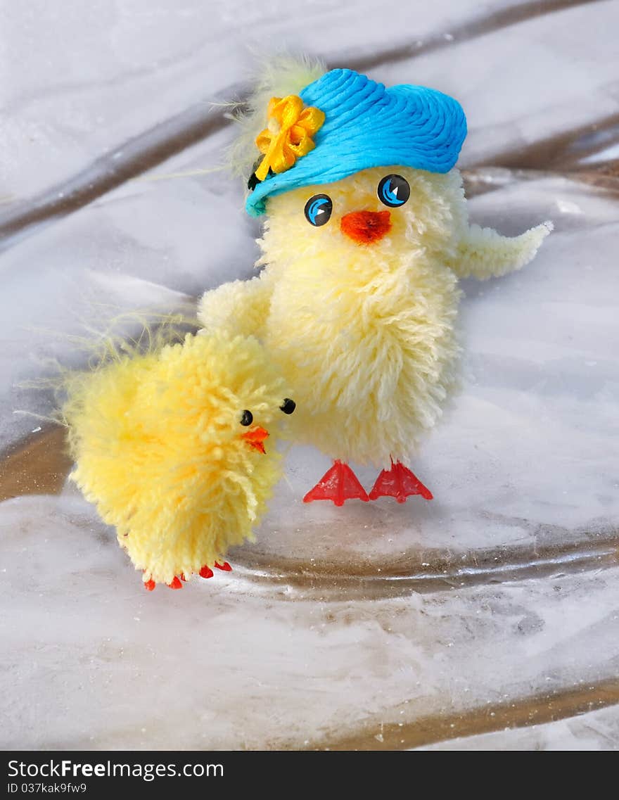 Easter figurines representing chicks placed on ice