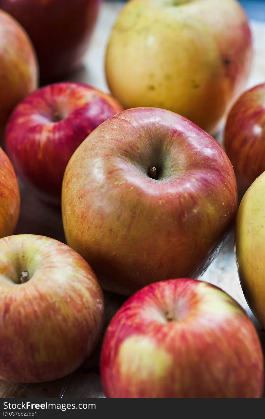 A group of organic apples