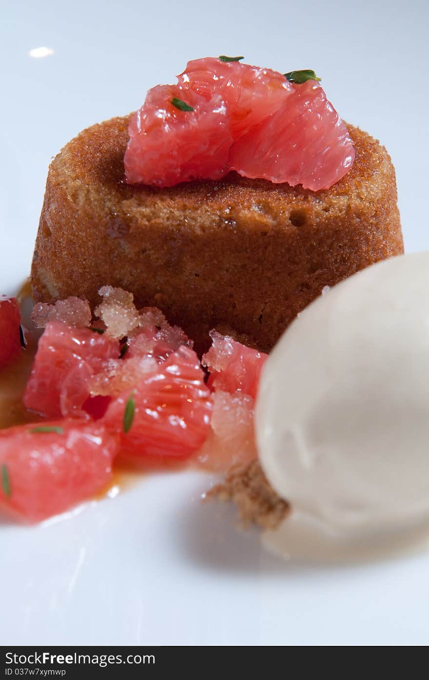 Brown sugar cake with fresh grapefruit