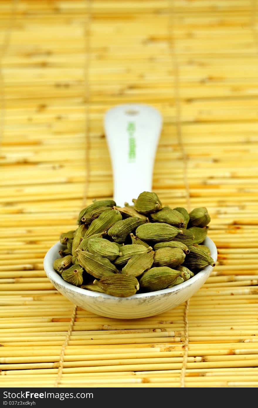 Green cardamom seeds