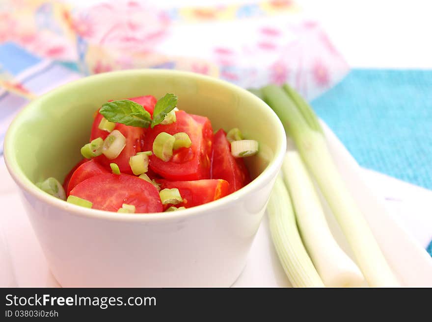 Salad of tomatoes with springonions