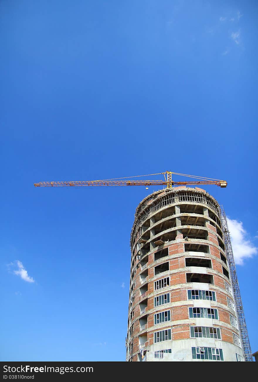 Building under construction in perspective