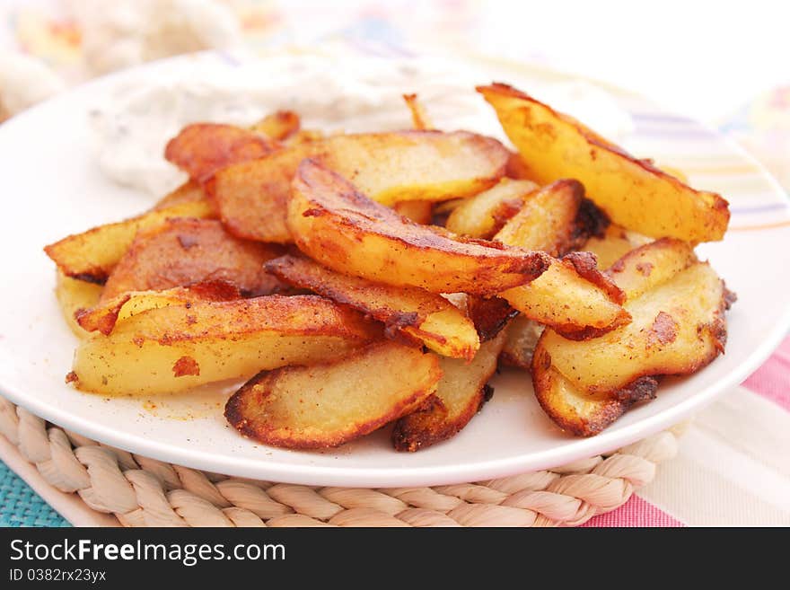 Some fresh fried potatoes on a plate