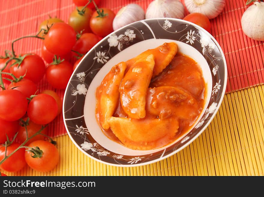 Some fresh raviolis with a sauce of tomatoes