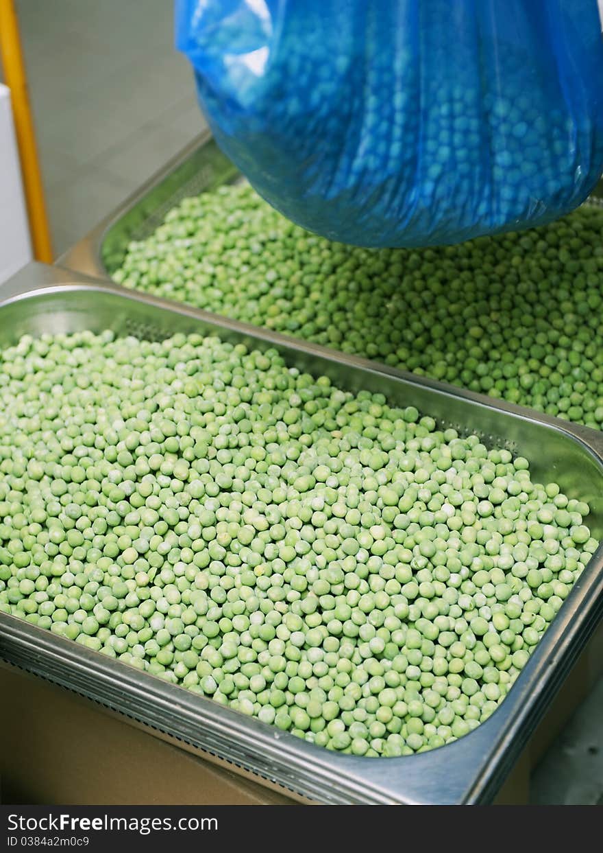 Preparing frozen peas for the steamer