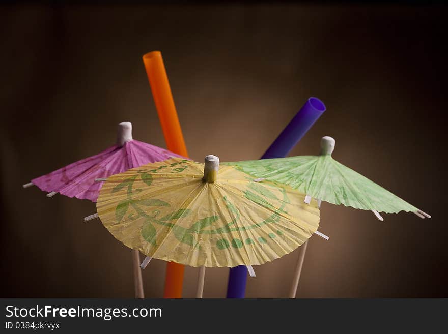 Paper umbrella and tubule to decorate the glasses with a cocktail.