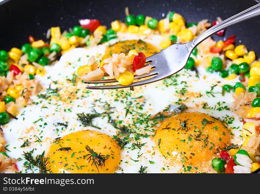 Fried eggs with vegetables