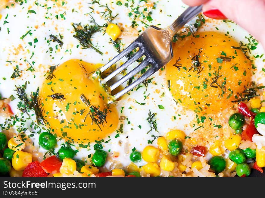 Fried eggs with vegetables