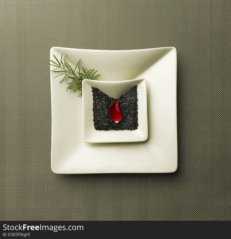 Black rice on a gres plate