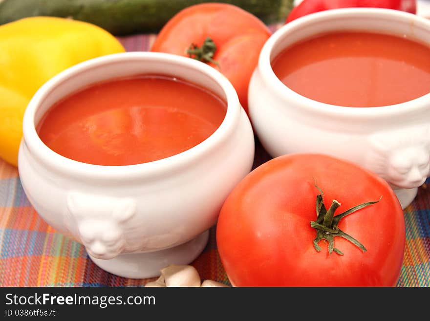 Fresh soup of tomatoes in a bowl