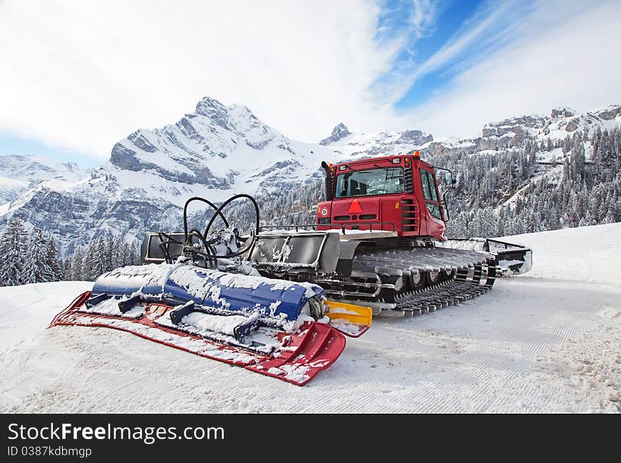 Machine for snow preparation