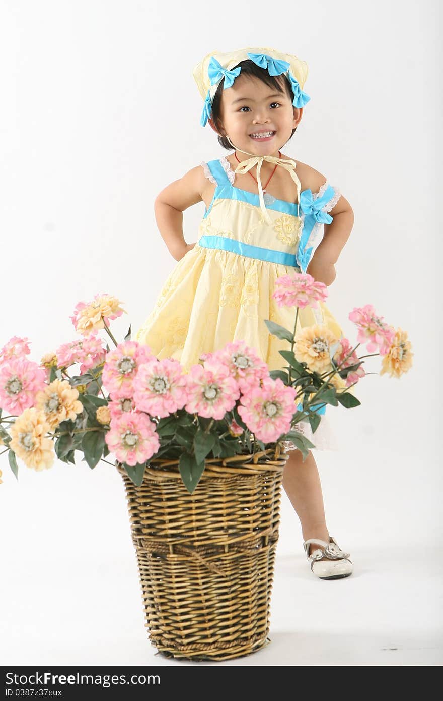 A lovely Chinese girl and a basket of flowers。