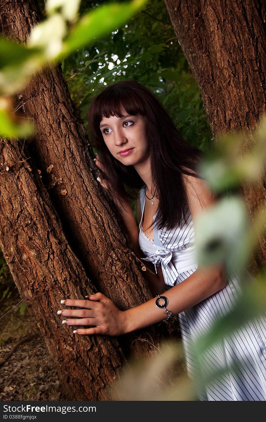 Portret photo of beautiful girl in trees.