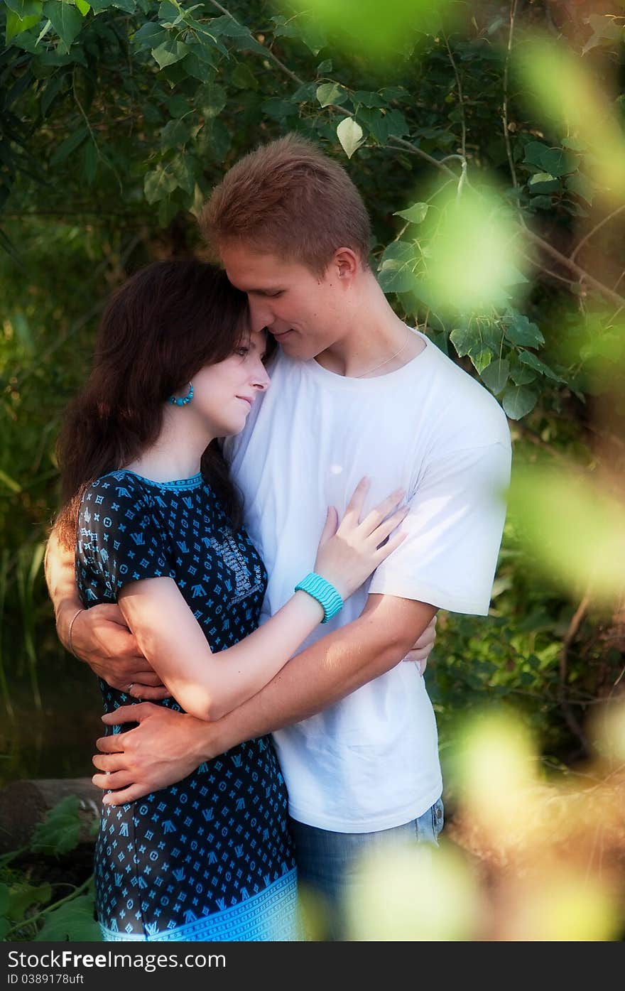 Portret photo of happy couple in forest