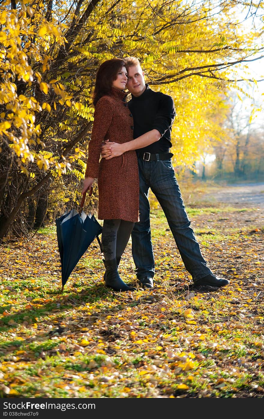 Portret photo of happy couple in autumn with umbrella