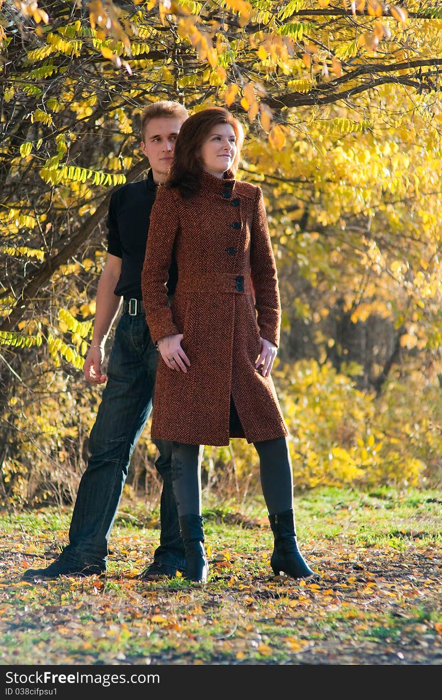 Portret photo of happy couple in autumn